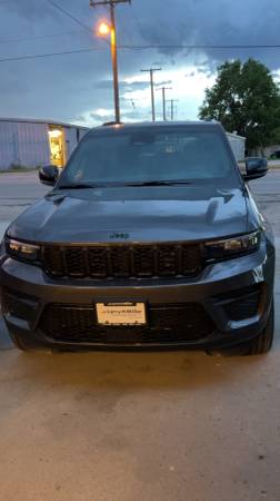2023 Jeep Grand Cherokee Laredo 4dr 4x2 Automatic — photo 1