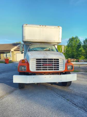 2026 GMC C6500 Box — photo 2
