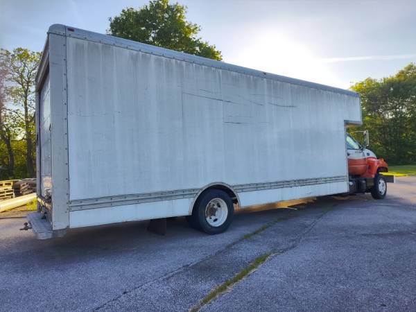 2026 GMC C6500 Box — photo 3