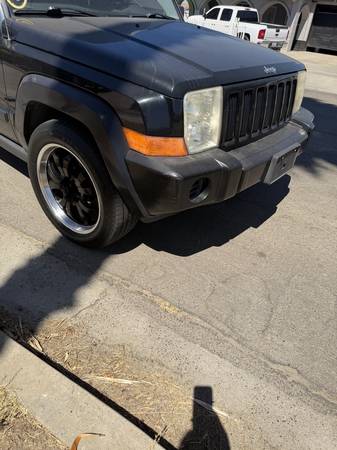2006 Jeep Commander Base 4dr 4x4 Automatic — photo 2