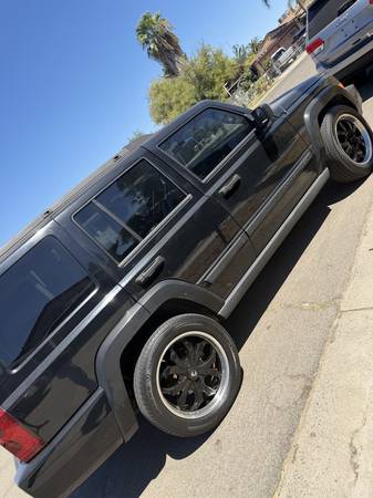 2006 Jeep Commander Base 4dr 4x4 Automatic — photo 3