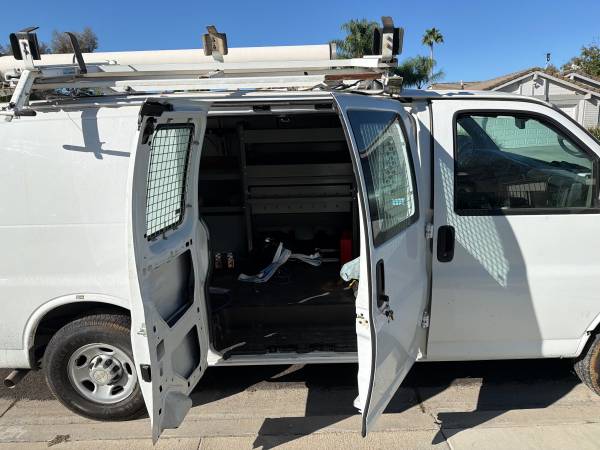 2014 Chevrolet Express 3500 DIESEL Rear-wheel Drive Cargo Van Automatic — photo 9