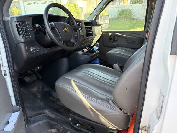 2014 Chevrolet Express 3500 DIESEL Rear-wheel Drive Cargo Van Automatic — photo 4