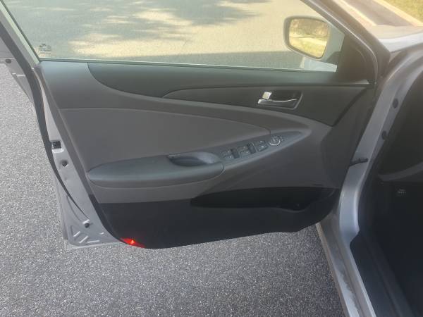 2011 Hyundai Sonata SE 2.0T 4dr Sedan Automatic — photo 9