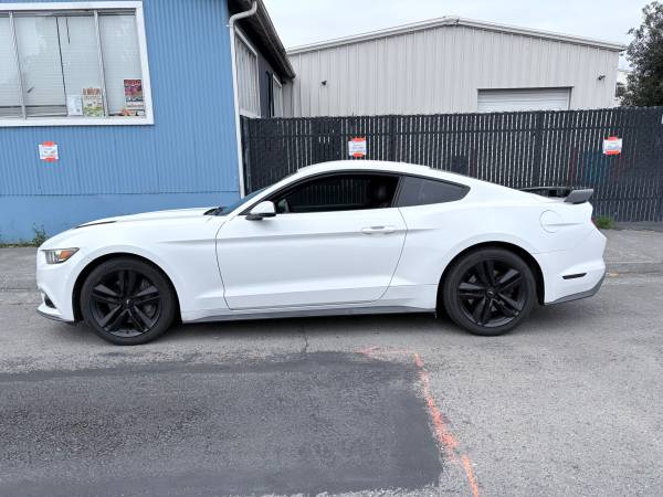 2016 Ford Mustang EcoBoost Premium 2dr Fastback Manual — photo 2