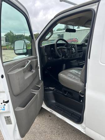 2019 Chevrolet Express 2500 Work Van Rear-wheel Drive Extended Cargo Van Automatic — photo 6