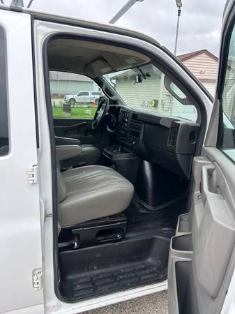 2019 Chevrolet Express 2500 Work Van Rear-wheel Drive Extended Cargo Van Automatic — photo 8