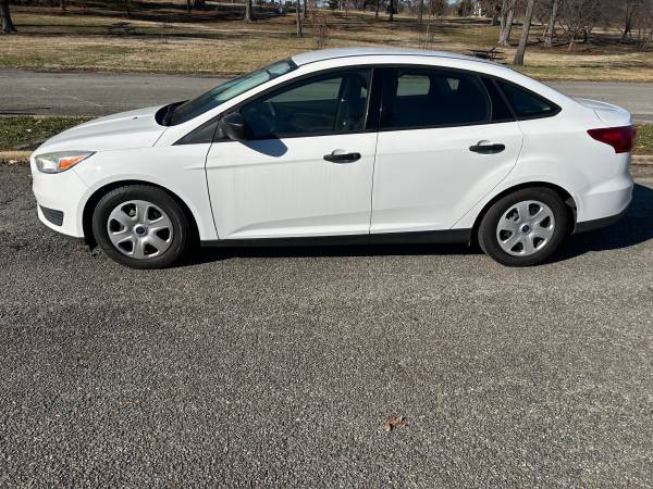 2015 Ford Focus SE 4dr Sedan Manual — photo 2
