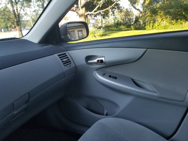 2012 Toyota Corolla LE 4dr Sedan Automatic — photo 5