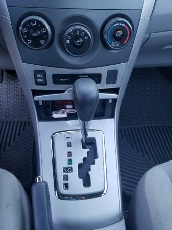 2012 Toyota Corolla LE 4dr Sedan Automatic — photo 4