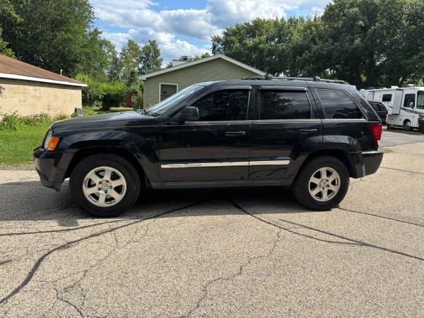 2010 Jeep Grand Cherokee Laredo — photo 1