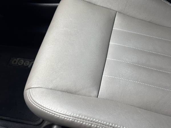 2010 Jeep Grand Cherokee Laredo — photo 12