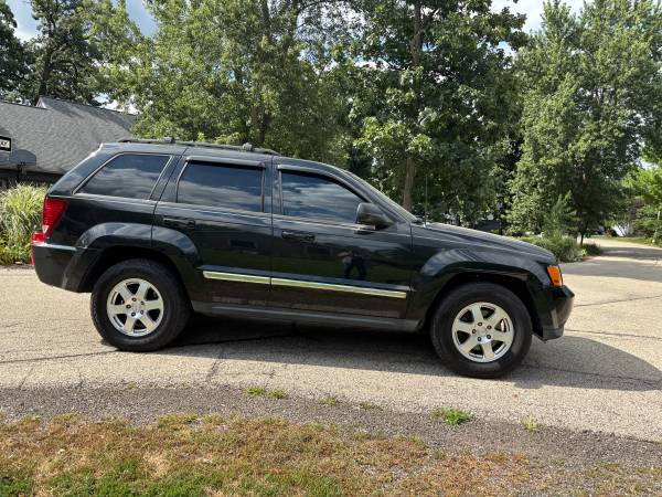 2010 Jeep Grand Cherokee Laredo — photo 2