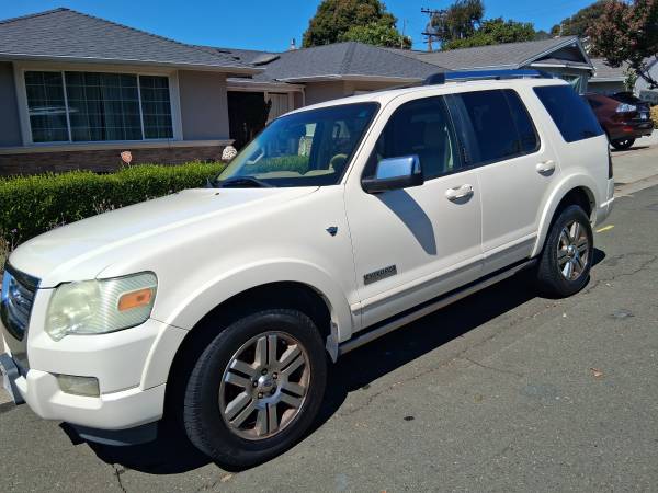 2007 Ford Explorer XLT V8 4dr 4x2 Automatic — photo 1