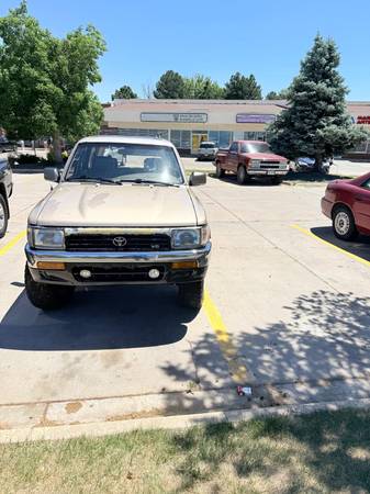 1995 Toyota 4runner SR5 V6 4dr SUV — photo 2