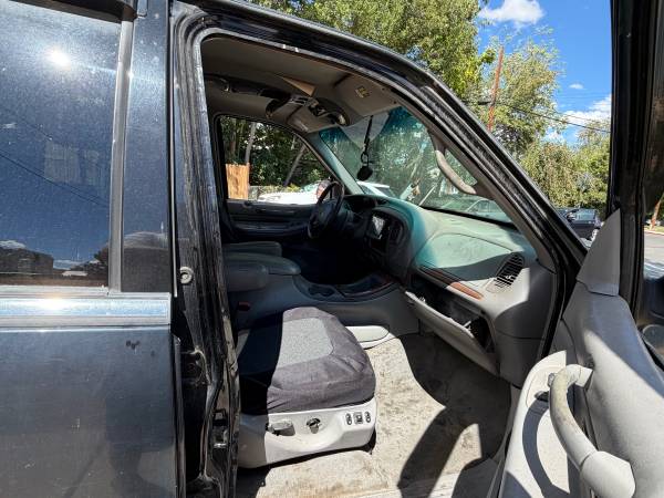 1998 Lincoln Navigator Base 4dr SUV — photo 4