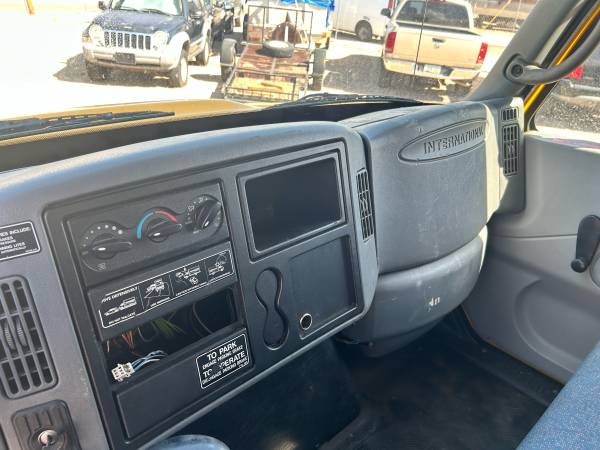 2005 Nissan International Ft — photo 12