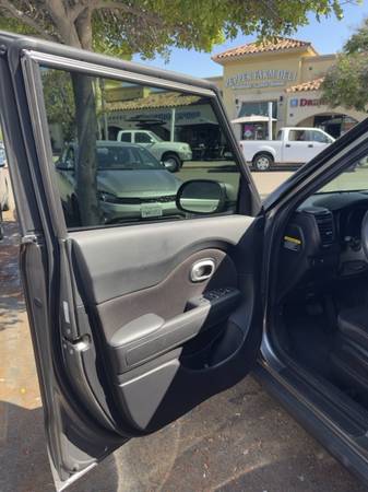 2017 KIA Soul + 4dr Hatchback Automatic — photo 4