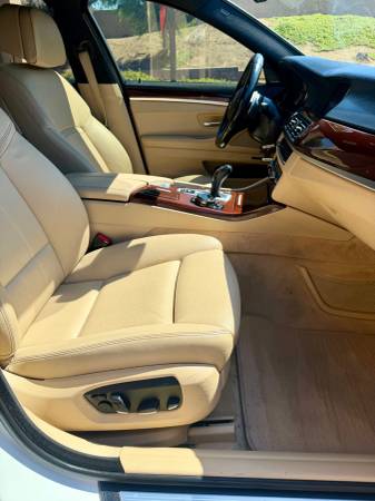 2015 BMW 550i Sport — photo 12