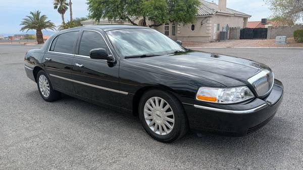 2011 Lincoln Town CAR Signature Limited 4dr Sedan Automatic — photo 4