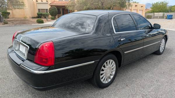 2011 Lincoln Town CAR Signature Limited 4dr Sedan Automatic — photo 2