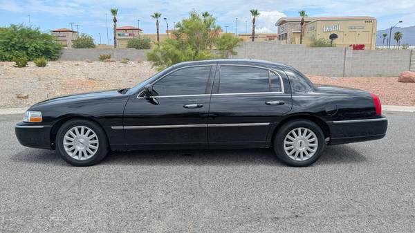 2011 Lincoln Town CAR Signature Limited 4dr Sedan Automatic — photo 9