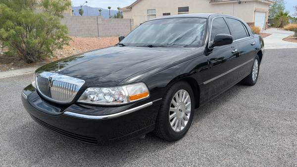 2011 Lincoln Town CAR Signature Limited 4dr Sedan Automatic — photo 1