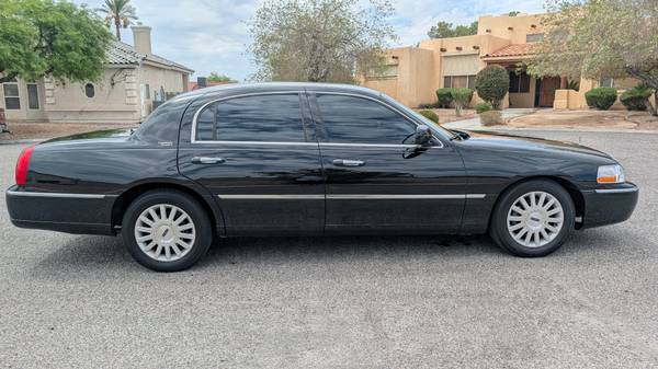 2011 Lincoln Town CAR Signature Limited 4dr Sedan Automatic — photo 5