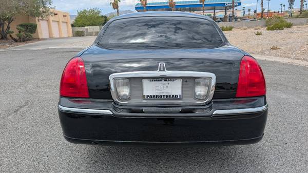 2011 Lincoln Town CAR Signature Limited 4dr Sedan Automatic — photo 6
