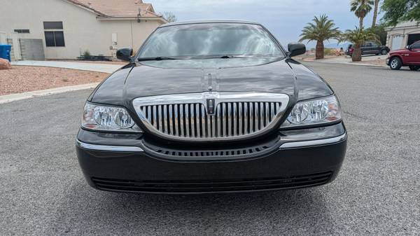2011 Lincoln Town CAR Signature Limited 4dr Sedan Automatic — photo 3