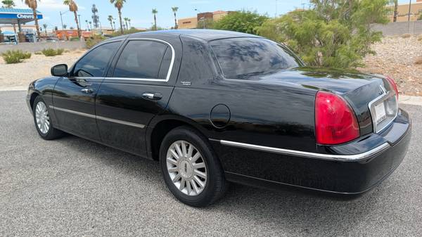 2011 Lincoln Town CAR Signature Limited 4dr Sedan Automatic — photo 8