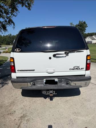 2003 Chevrolet Suburban 1500 LS 4x4 Automatic — photo 2