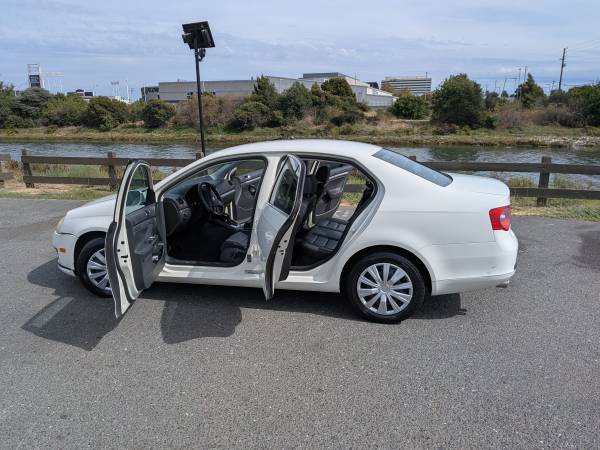 2005 Volkswagen Jetta GL 4dr Sedan Manual — photo 7