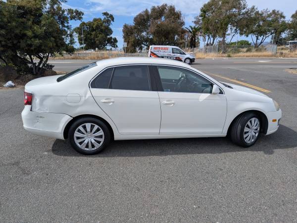 2005 Volkswagen Jetta GL 4dr Sedan Manual — photo 2