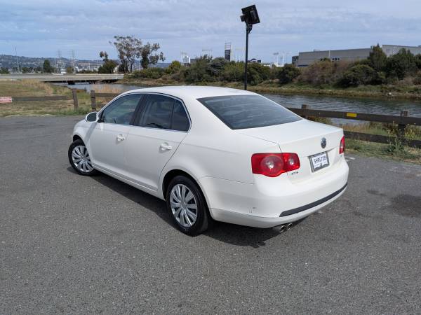 2005 Volkswagen Jetta GL 4dr Sedan Manual — photo 4