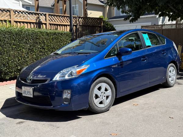 2010 Toyota Prius IV — photo 1