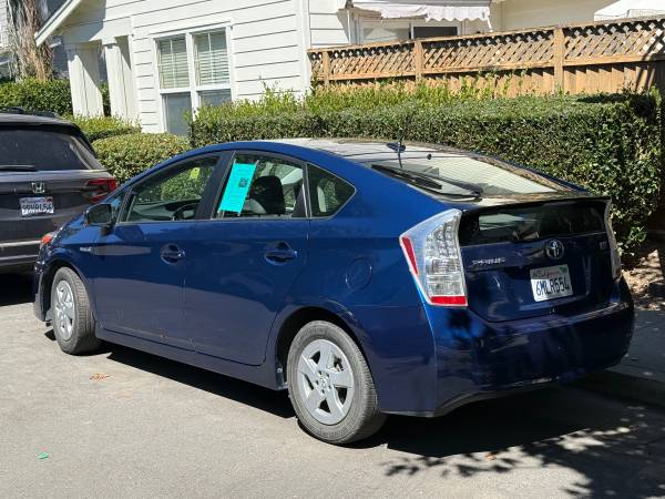2010 Toyota Prius IV — photo 2