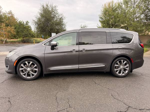 2018 Chrysler Pacifica Limited — photo 4