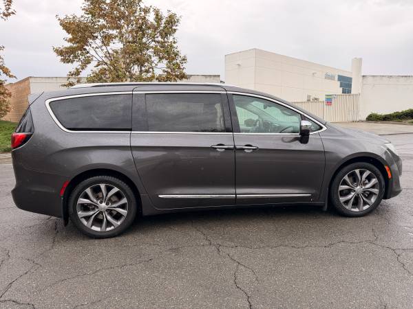 2018 Chrysler Pacifica Limited — photo 7