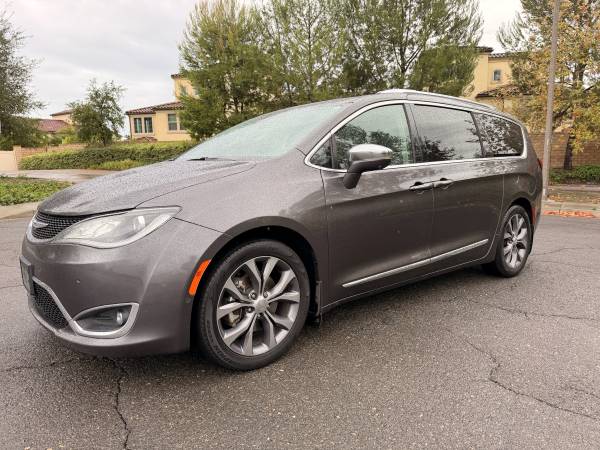 2018 Chrysler Pacifica Limited — photo 3