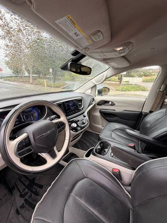 2018 Chrysler Pacifica Limited — photo 12