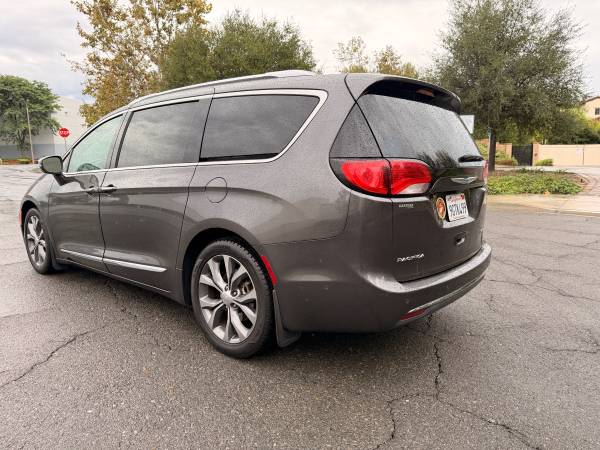 2018 Chrysler Pacifica Limited — photo 5