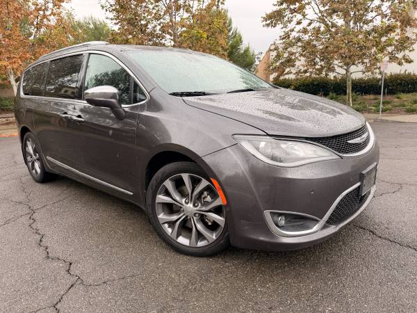 2018 Chrysler Pacifica Limited — photo 1