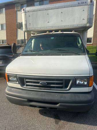 2007 Ford E 350 Super Duty XL Wagon Automatic — photo 2