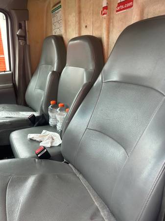 2007 Ford E 350 Super Duty XL Wagon Automatic — photo 7