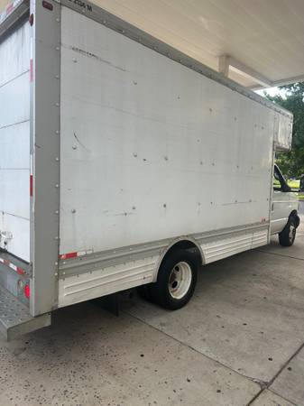 2007 Ford E 350 Super Duty XL Wagon Automatic — photo 3