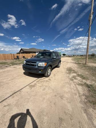 2005 Toyota Sequoia SR5 V8 4x4 Automatic — photo 1