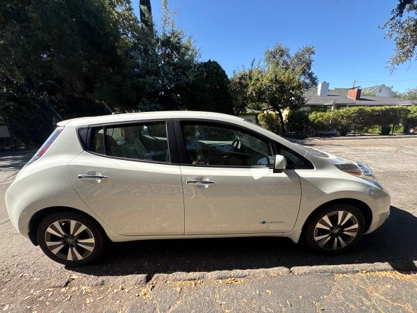 2017 Nissan Leaf SV — photo 5