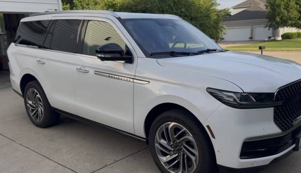 2025 Lincoln Navigator Reserve Four Wheel Drive Automatic — photo 2