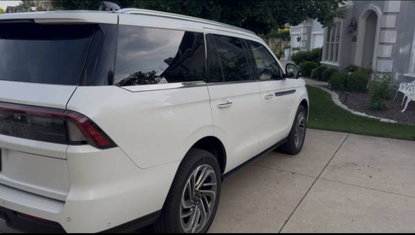 2025 Lincoln Navigator Reserve Four Wheel Drive Automatic — photo 4